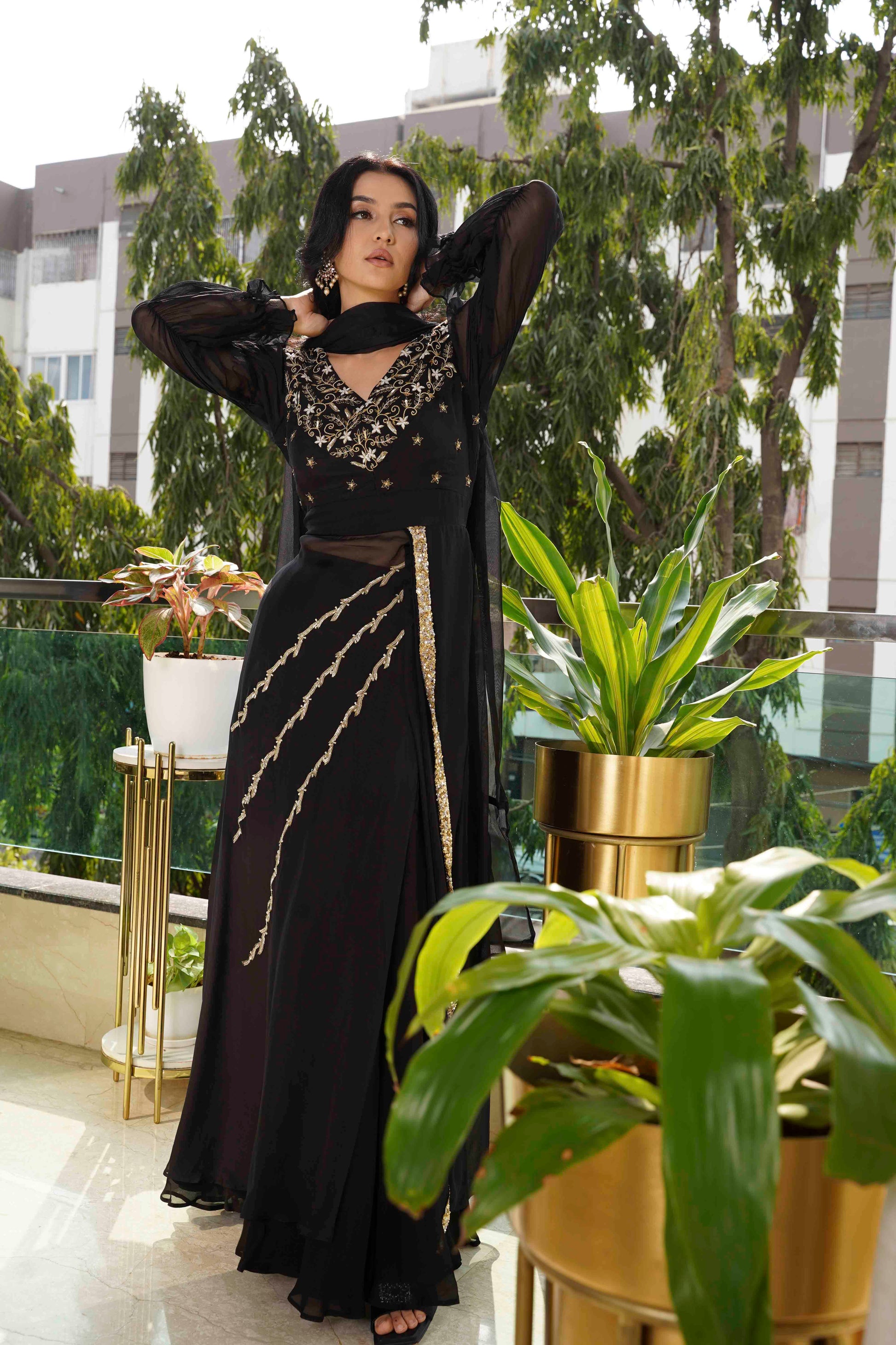 Noira Élan Kurti, black, front pose two